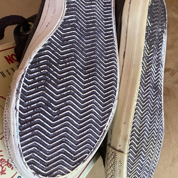 True Religion kid’s sneakers NEW 59$ USD says size 6 but fits like 5 - Picture 4 of 8